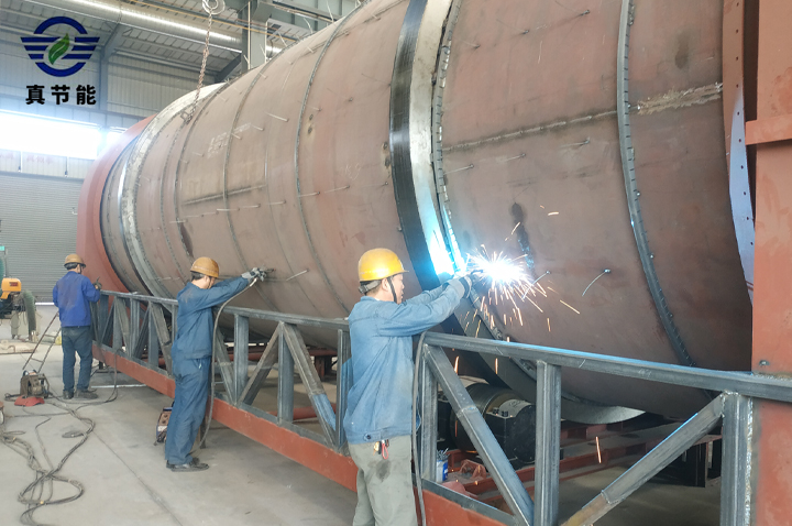 防止污泥干燥設備表面漆層脫落破損，采用防腐防銹的工藝技術焊接